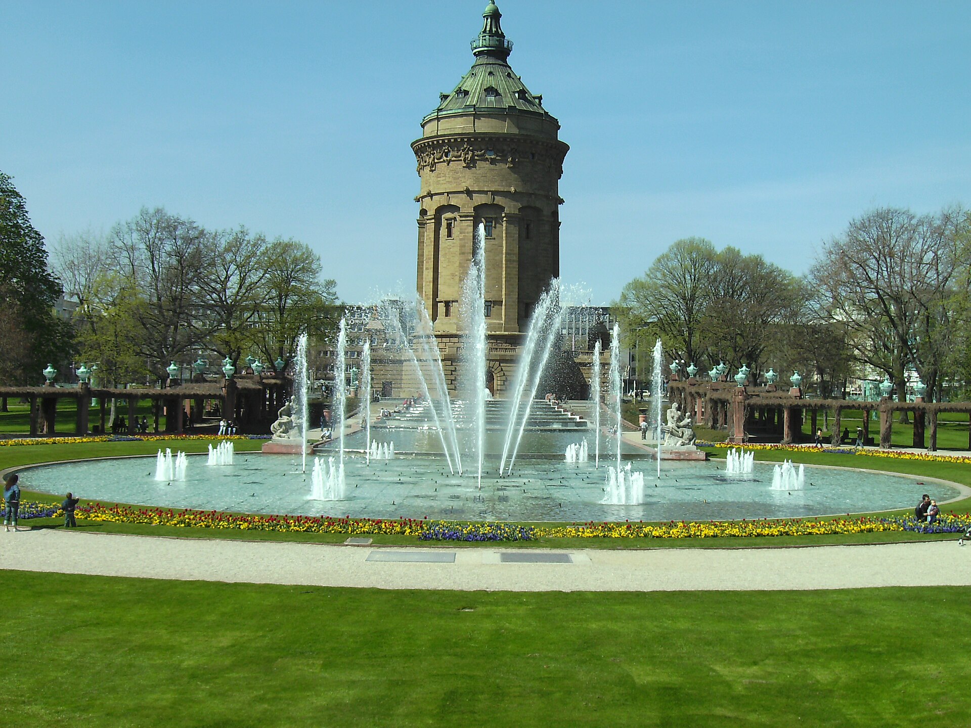 Wasserspiele und Wasserturm auf dem Friedrichsplatz Mannheim, Frühling